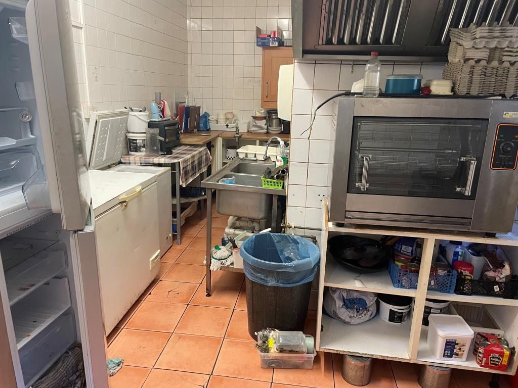 Lot: 8 - FREEHOLD TOWN CENTRE CAFÉ FOR INVESTMENT - Kitchen